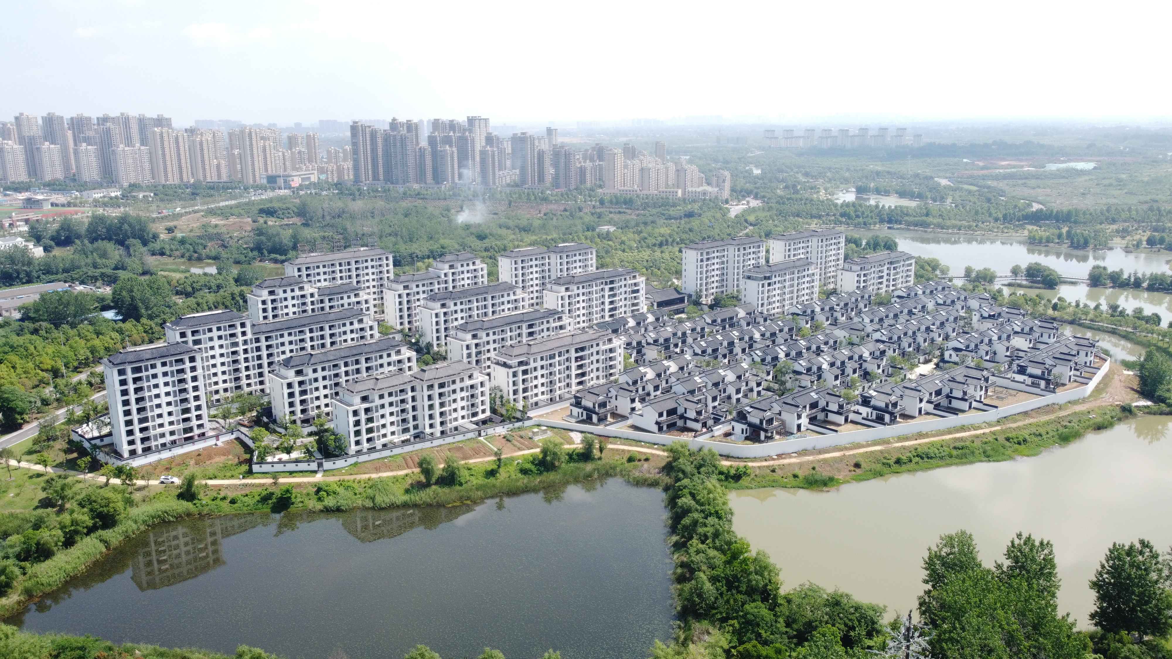 现代化商业综合体大楼,玻璃幕墙外观现代时尚,夜间灯光效果绚丽多彩,周围车流繁忙