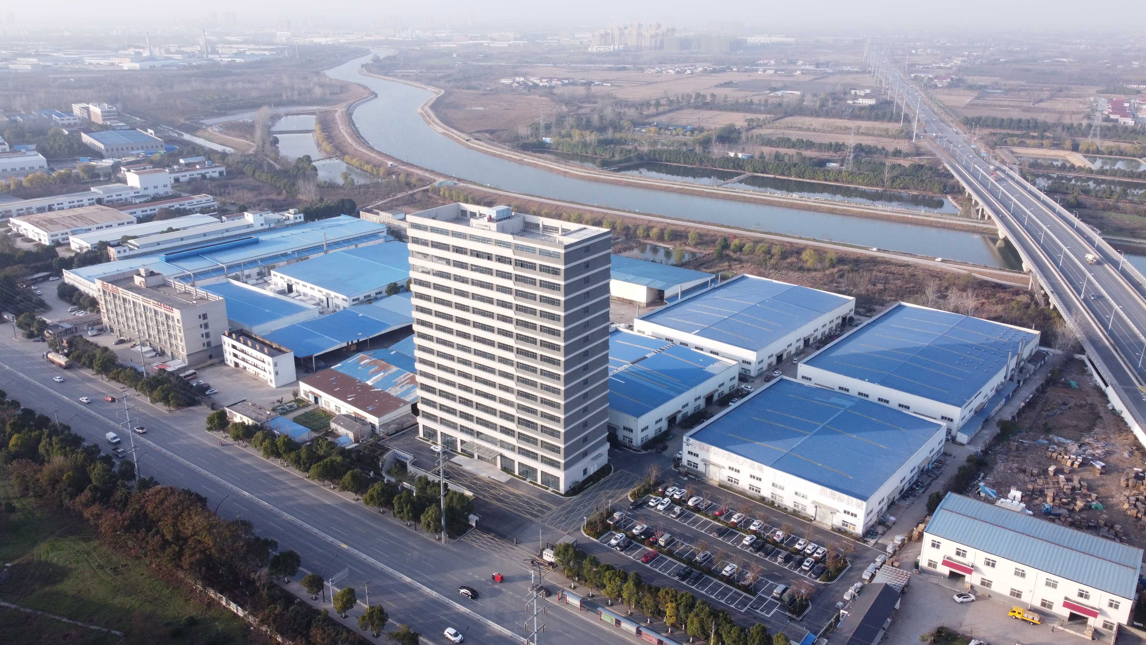 现代化桥梁建设现场,钢筋混凝土桥墩高耸,桥面结构完整,跨越河流两岸